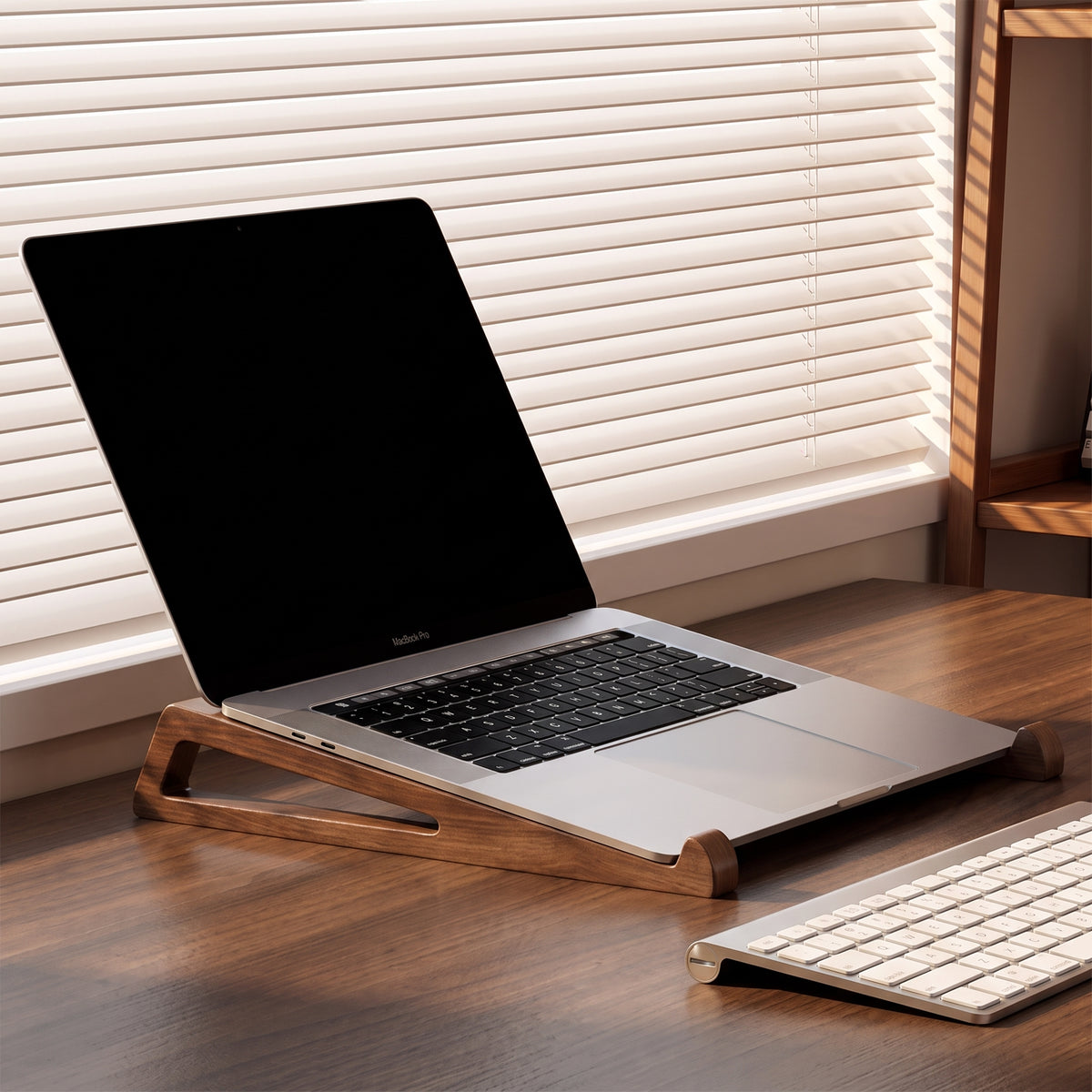 Laptop på hållaren i trä på ett skrivbord